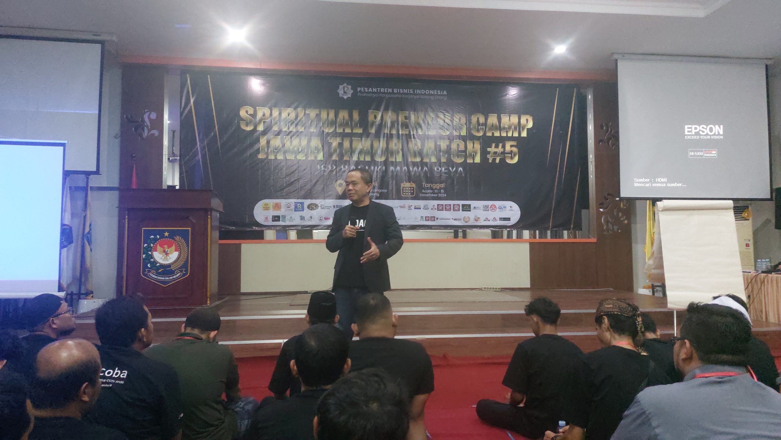 FOTO : Coach Fahmi Beri Motivasi Bisnis dan Jihad di Pesantren Bisnis Indonesia (Andre Hariyanto/SUARA UTAMA)