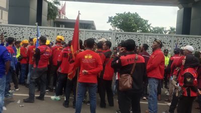 IMG 20241218 114118 Ratusan Pekerja dan Buruh di Sumatera Selatan Menggelar Aksi Demo di Kantor Gubernur Sumatera Selatan Suara Utama ID Mengabarkan Kebenaran | Website Resmi Suara Utama