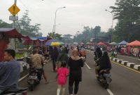 Suasana pasar kaget Cikeas, Jl raya akses tol Cimanggis-Cikeas Bogor (Itam Mustopa/Suara Utama)