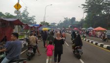 Suasana pasar kaget Cikeas, Jl raya akses tol Cimanggis-Cikeas Bogor (Itam Mustopa/Suara Utama)