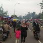 Suasana pasar kaget Cikeas, Jl raya akses tol Cimanggis-Cikeas Bogor (Itam Mustopa/Suara Utama)