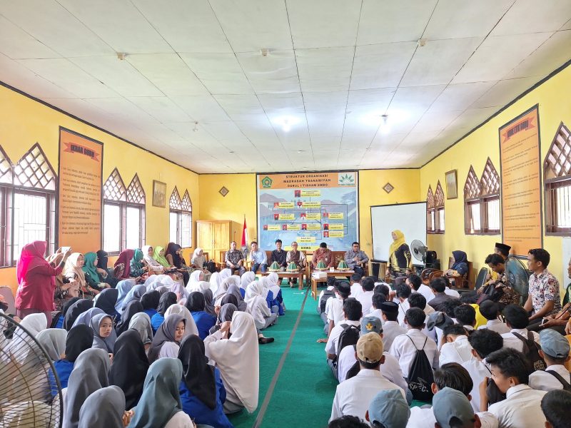 FOTO: Tim Sosialisasi dan Kepala Sekolah Madrasah Aliyah. Dok (Abdi Wijaya-Suara Utama)