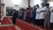 Santri NIIBS Rawajitu Selatan, bergiliran Imam Taraweh (Suarautama.id)