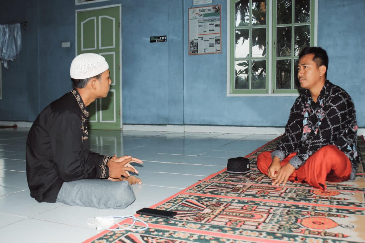 Foto: Ustadz Hartono Mukti bersama salah satu jamaah di Masjid Al-Jihad, membahas tentang tantangan dakwah/Dokumentasi Pribadi-Suara Utama.