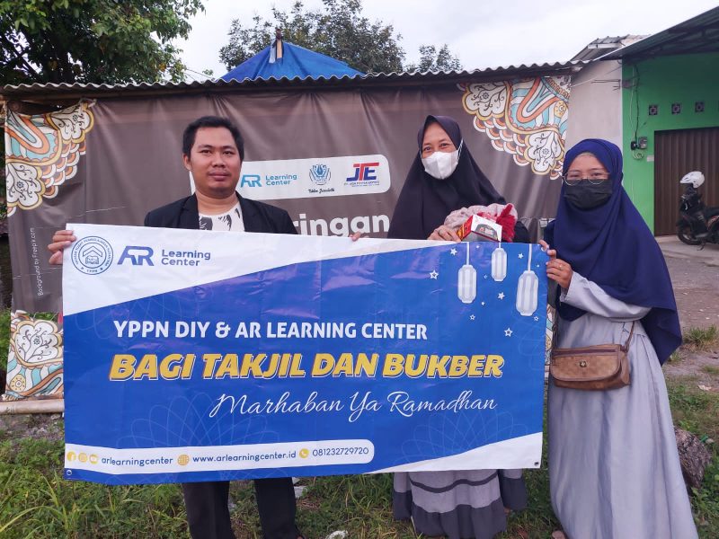 Foto: Berbagi takjil gratis dan Bukber yang diselenggarakan oleh AR Learning Center dan YPPN DIY/Suara Utama ID 