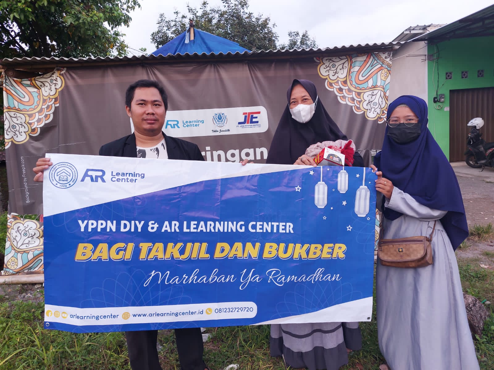 Foto: Berbagi takjil gratis dan Bukber yang diselenggarakan oleh AR Learning Center dan YPPN DIY/Suara Utama ID