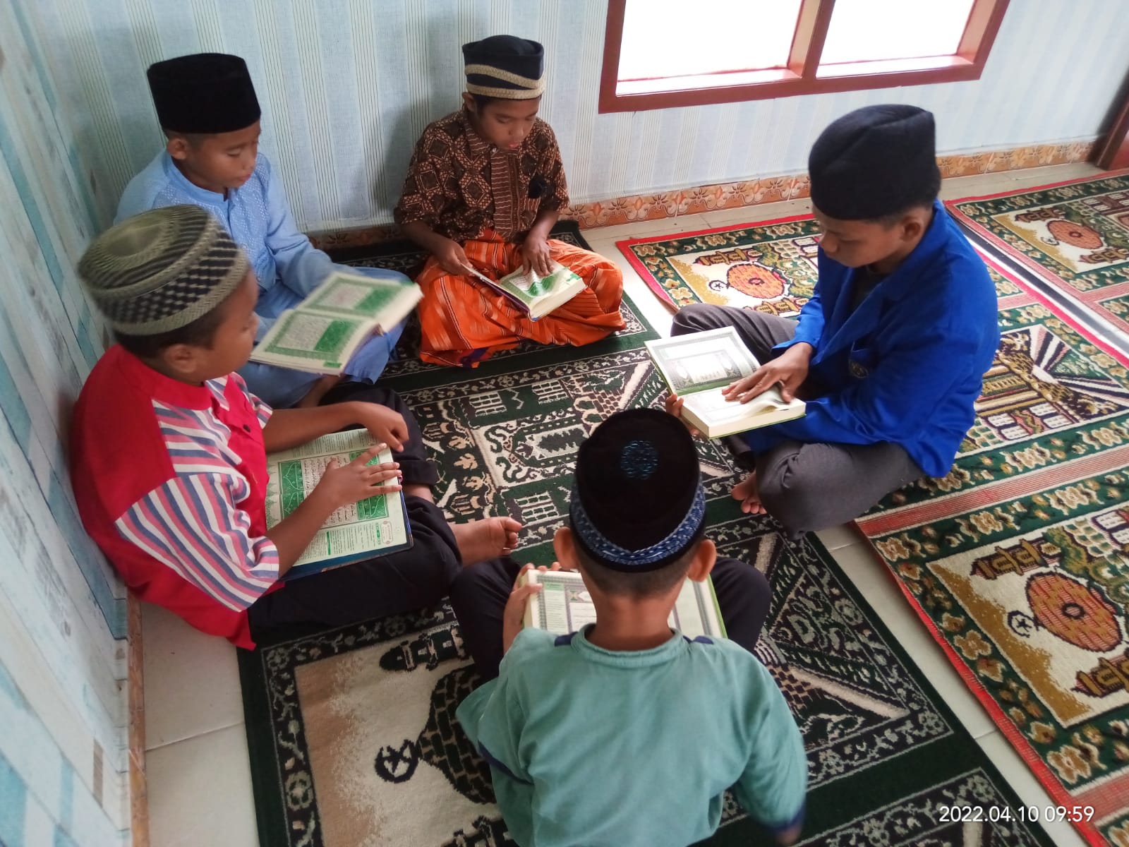 Foto: para santri Arrohim sedang melaksanakan belajar mengaji