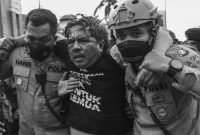 Foto: Sumber CNN Indonesia/Buzzer Politik Ade Armando Babak Belur Dihajar Massa Aksi Demo/Suara Utama ID