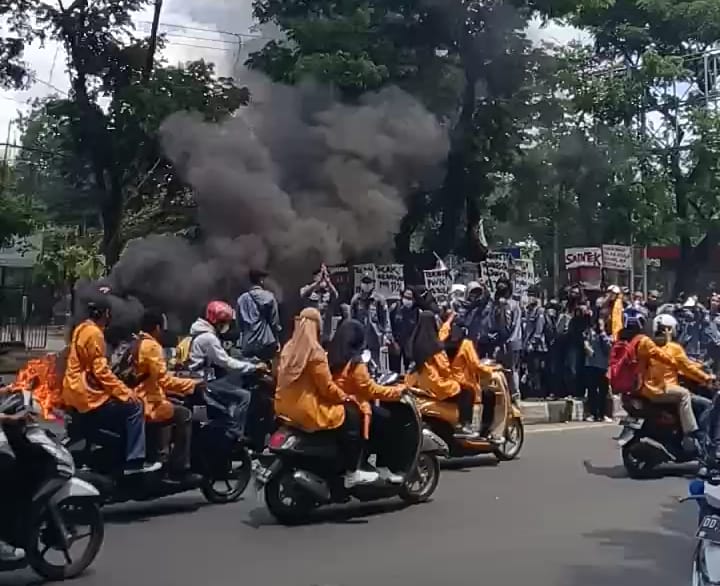 aksi 11 Mahasiswa Gabungan dari Berbagai Kampus di Makassar Turun Kejalan Menyuarakan Tiga Tuntutan Penting Suara Utama ID Mengabarkan Kebenaran | Website Resmi Suara Utama