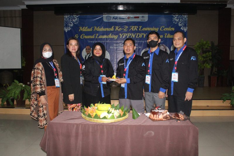 Foto: Dewan Pembina YPPN DIY, Pengurus Manajement AR Learning Center, Founder Suara Utama, Ketua Panitia dalam Proses Peresmian dan Milad Mubarak (Fotografer: Tasya/Suara Utama ID)