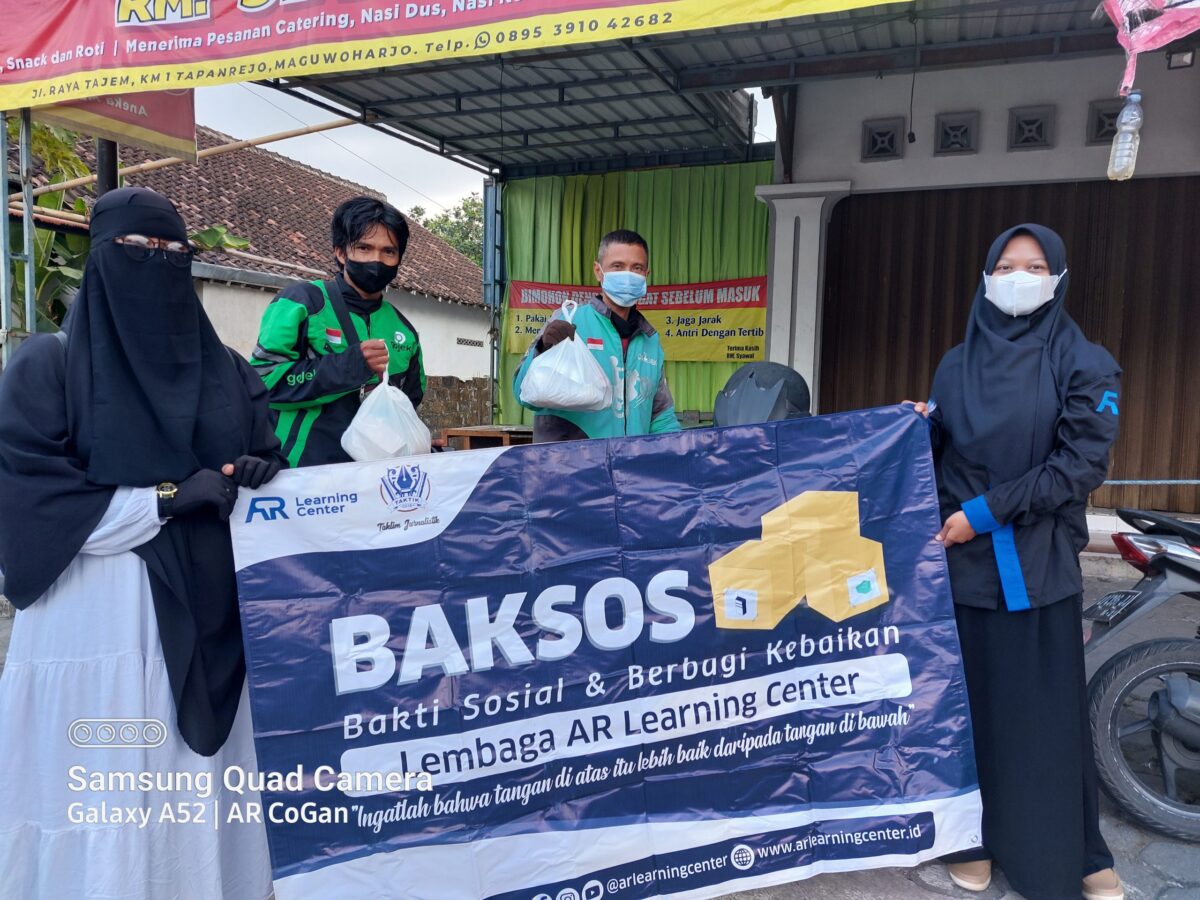 Foto: (Mas Andre Hariyanto). Jum'at Berkah, AR Learning Center Gelar Baksos Salurkan Paket Bingkisan/Suara Utama ID.