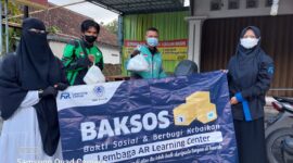 Foto: (Mas Andre Hariyanto). Jum'at Berkah, AR Learning Center Gelar Baksos Salurkan Paket Bingkisan/Suara Utama ID.