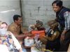 Dinsos Kabupaten Bekasi memberikan bantuan paket sembako pada fakir miskin