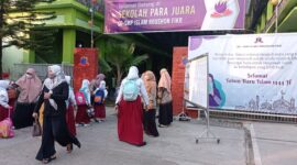 Foto: Dokumentasi SD Islam Roushon Fikr Di Jombang Tetap Mentaati Protokol Kesehatan. Terlihat hari Pertama Masuk Sekolah disiplin dalam menjaga protokol kesehatan (Suara Utama ID).