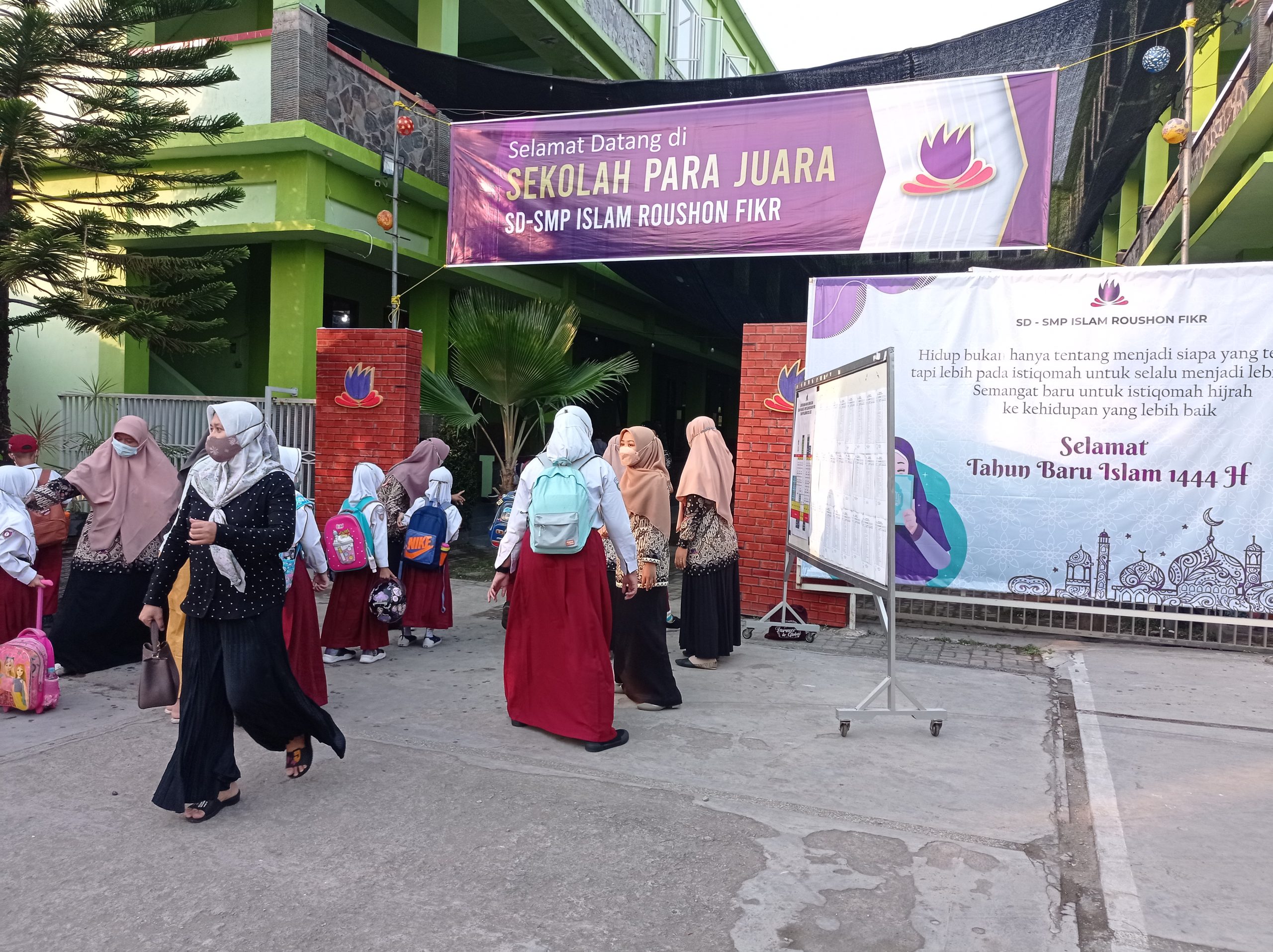 Foto: Dokumentasi SD Islam Roushon Fikr Di Jombang Tetap Mentaati Protokol Kesehatan. Terlihat hari Pertama Masuk Sekolah disiplin dalam menjaga protokol kesehatan (Suara Utama ID).