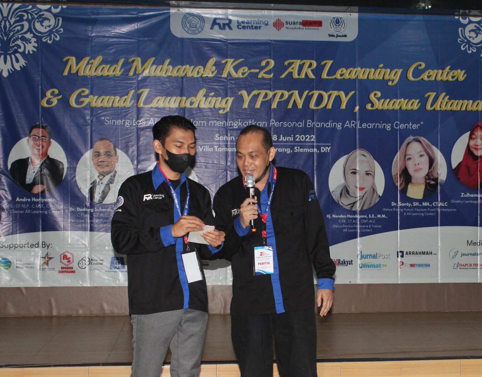 Foto: Prosesi pembacaan Award oleh Coach Yuan dan Coach Dadang. Kenangan Milad Mubarak AR Learning Center/Suara Utama ID. (Mas Andre Hariyanto)