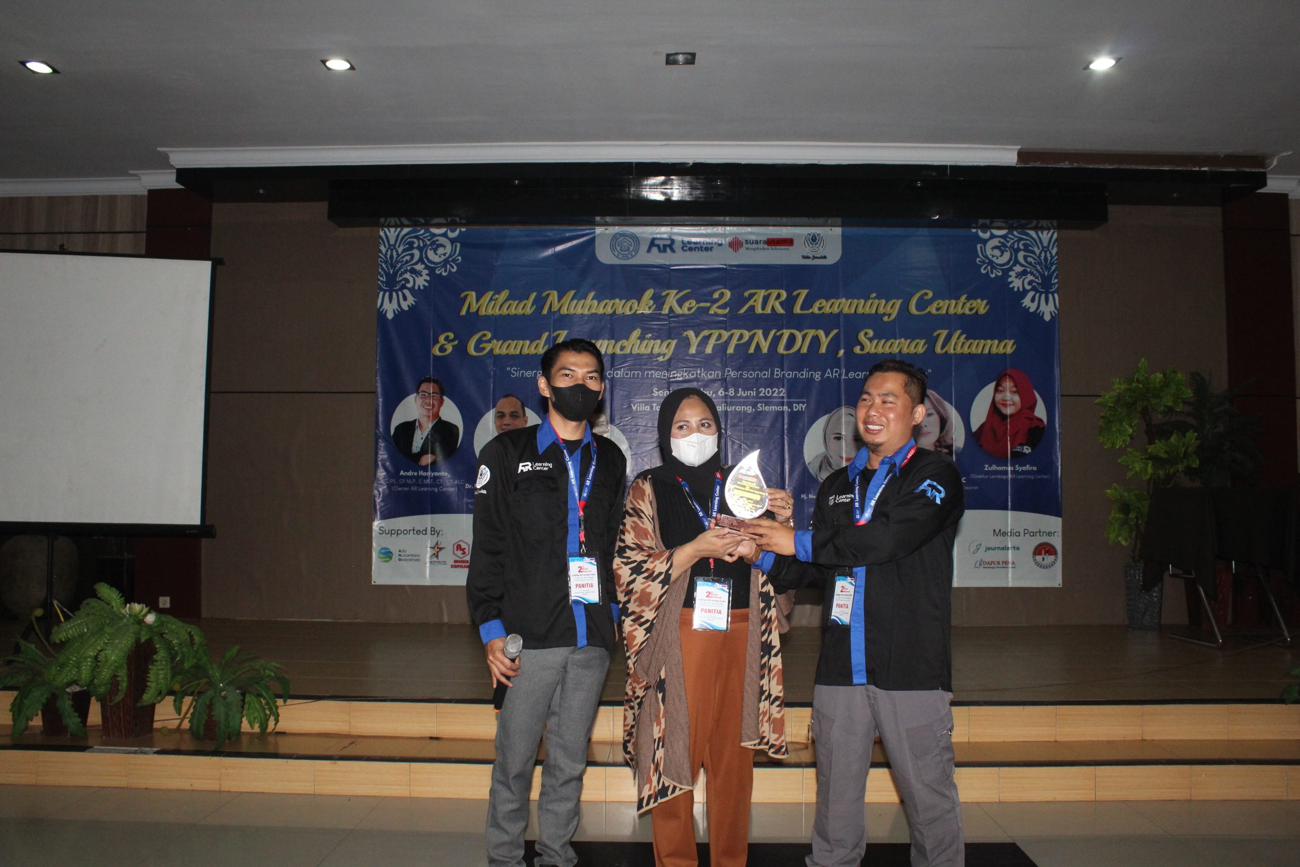 Foto: (Mas Andre Hariyanto dan Tasya). Dr. (c) Hj. Nenden Hendayani Terpilih BEST TRAINER 2022 AR Learning Center. Suara Utama ID