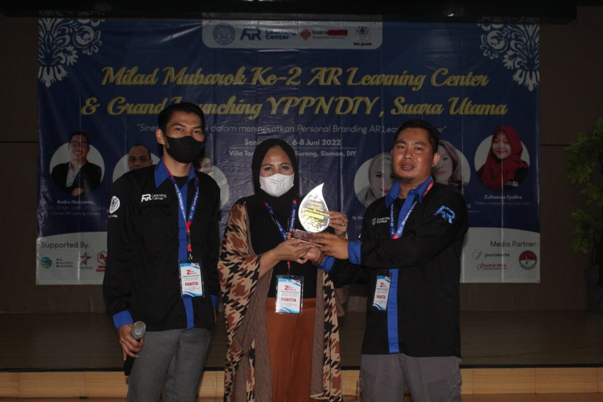 Foto: (Mas Andre Hariyanto dan Tasya). Dr. (c) Hj. Nenden Hendayani Terpilih BEST TRAINER 2022 AR Learning Center. Suara Utama ID