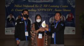 Foto: (Mas Andre Hariyanto dan Tasya). Dr. (c) Hj. Nenden Hendayani Terpilih BEST TRAINER 2022 AR Learning Center. Suara Utama ID