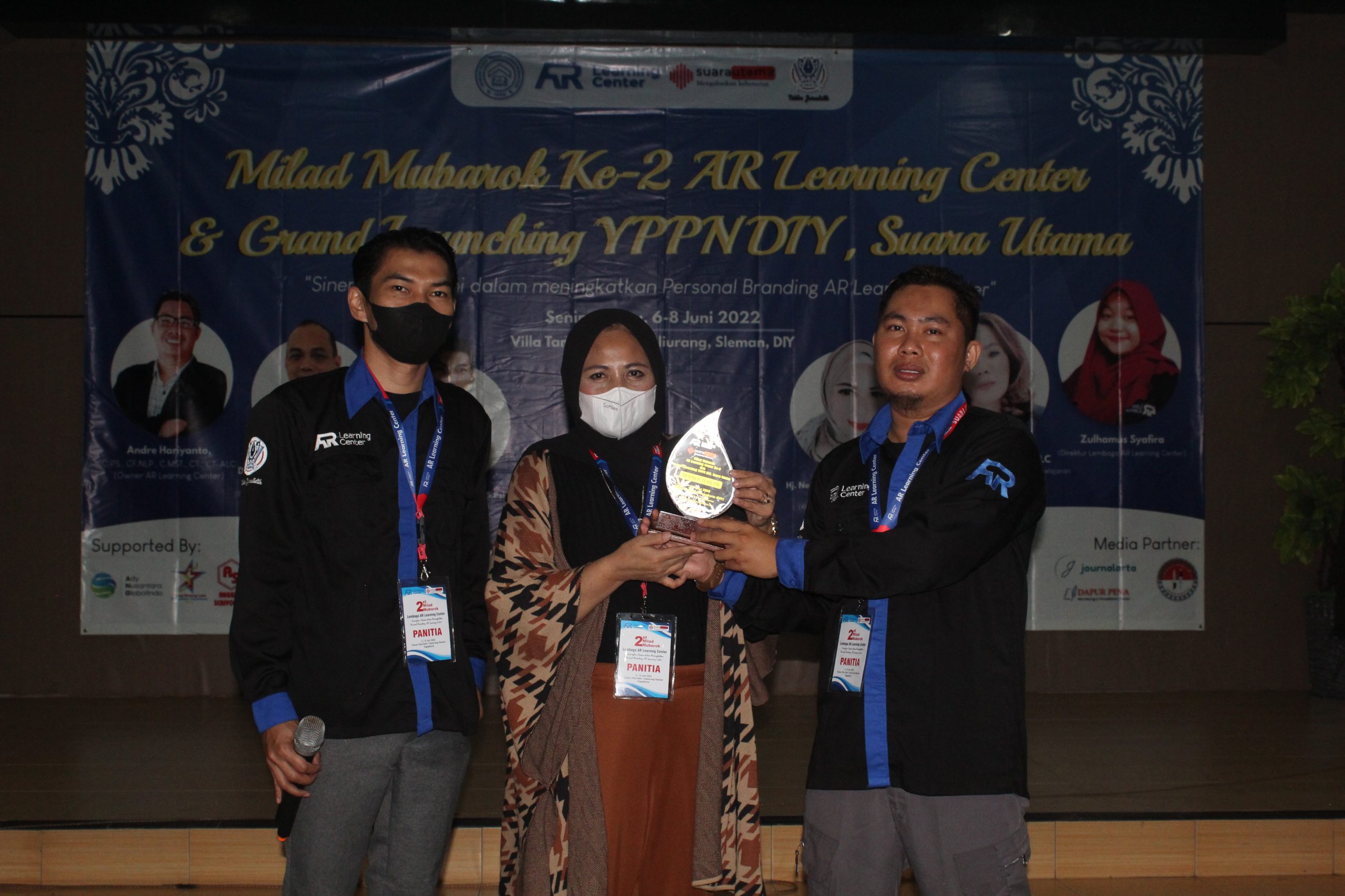 Foto: (Mas Andre Hariyanto dan Tasya). Dr. (c) Hj. Nenden Hendayani Terpilih BEST TRAINER 2022 AR Learning Center. Suara Utama ID