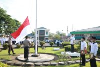 Foto: Sapta/Direktur PT SPMN Tebing Tinggi Dr dr Beni Satria M.Kes, SH MH selaku Inspektur Upacara diatas podium pada Upacara Kemerdekaan Ri yang Ke 77 dihalaman Rumah Sakit Sri Pamela Tebing Tinggi. Rabu ( 17/08/2022). Suara Utama ID.