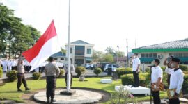 Foto: Sapta/Direktur PT SPMN Tebing Tinggi Dr dr Beni Satria M.Kes, SH MH selaku Inspektur Upacara diatas podium pada Upacara Kemerdekaan Ri yang Ke 77 dihalaman Rumah Sakit Sri Pamela Tebing Tinggi. Rabu ( 17/08/2022). Suara Utama ID.