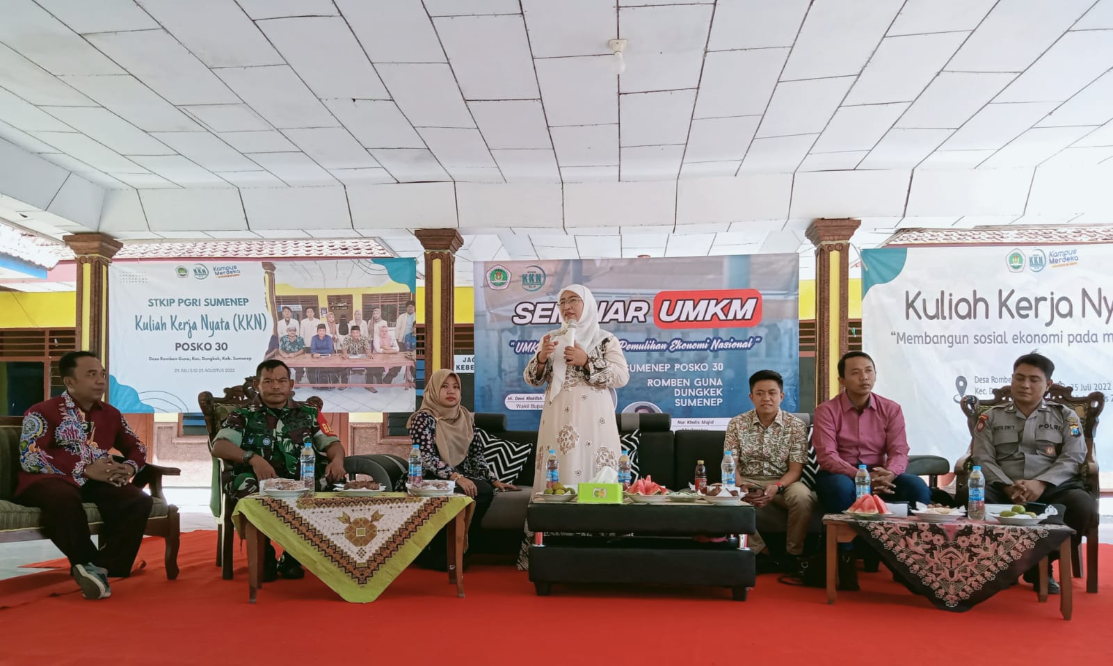 Foto: Mahasiswa KKN STKIP dan Pemdes Desa Romben Guna Melaksanakan Seminar UMKM Dalam Rangka Percepatan Pemulihan Ekonomi Desa/Achmad Fawaid/Mas Andre Hariyanto (Suara Utama)