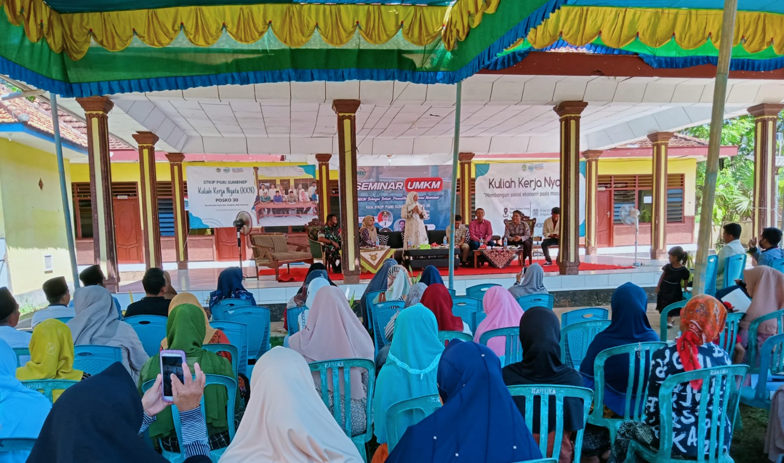 Foto: Mahasiswa KKN STKIP dan Pemdes Desa Romben Guna Melaksanakan Seminar UMKM Dalam Rangka Percepatan Pemulihan Ekonomi Desa/Achmad Fawaid/Mas Andre Hariyanto (Suara Utama)