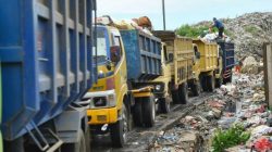 Belasan Sopir Truk Sampah Terpaksa Balik Arah karena longsor di TPA Burangkeng Bekasi