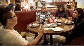 Foto: Dok. Pribadi. Mas Andre Hariyanto dan Ibu. Selain Sekolah, Sinergitas Orang Tua dan Masjid Menjadi Peran Penting Mendidik Anak/Suara Utama ID