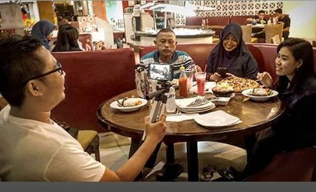 Foto: Dok. Pribadi. Mas Andre Hariyanto dan Ibu. Selain Sekolah, Sinergitas Orang Tua dan Masjid Menjadi Peran Penting Mendidik Anak/Suara Utama ID