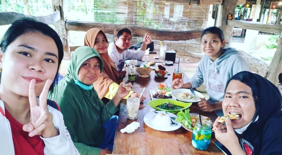 Foto: Dok. Pribadi. Mas Andre Hariyanto bersama Ibu dan Keluarga Besar. AR Learning Center/Yayasan Pusat Pembelajaran Nusantara/Suara Utama.