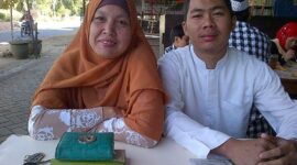 Foto: Dok. Pribadi. Mas Andre Hariyanto bersama Ibu dan Keluarga Besar. AR Learning Center/Yayasan Pusat Pembelajaran Nusantara/Suara Utama.