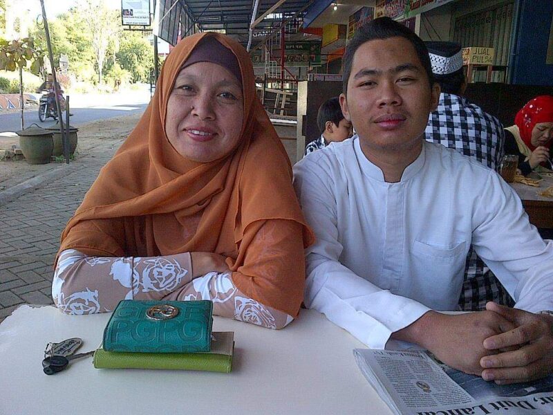 Foto: Dok. Pribadi. Mas Andre Hariyanto bersama Ibu dan Keluarga Besar. AR Learning Center/Yayasan Pusat Pembelajaran Nusantara/Suara Utama.