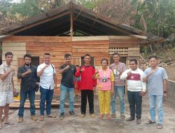 Foto bersama antara Pengurus Organisasi PESONA bersama keluarga korban Kebakaran rumah