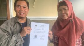 Foto: Dokumen Pribadi. Pembina Yayasan Pusat Pembelajaran Nusantara (YPPN) sekaligus Pendiri, Mas Andre Hariyanto (kiri) melangsungkan serah terima berkas perubahan Yayasan Pusat Pembelajaran Nusantara bersama pihak Notaris Heti, S.H (kanan) di Kabupaten Sleman. Suara Utama ID. (Foto: Ist).