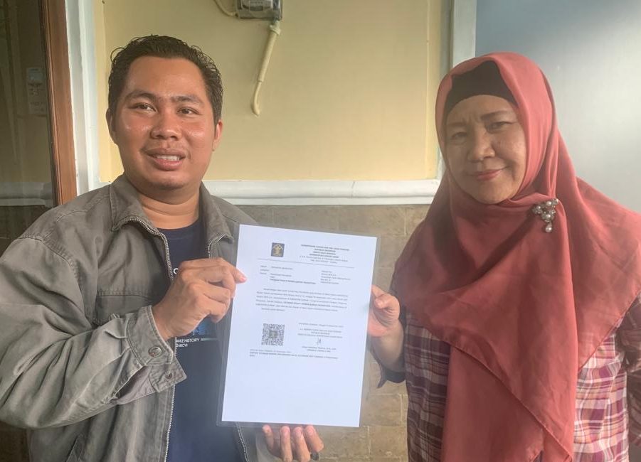 Foto: Dokumen Pribadi. Pembina Yayasan Pusat Pembelajaran Nusantara (YPPN) sekaligus Pendiri, Mas Andre Hariyanto (kiri) melangsungkan serah terima berkas perubahan Yayasan Pusat Pembelajaran Nusantara bersama pihak Notaris Heti, S.H (kanan) di Kabupaten Sleman. Suara Utama ID. (Foto: Ist).