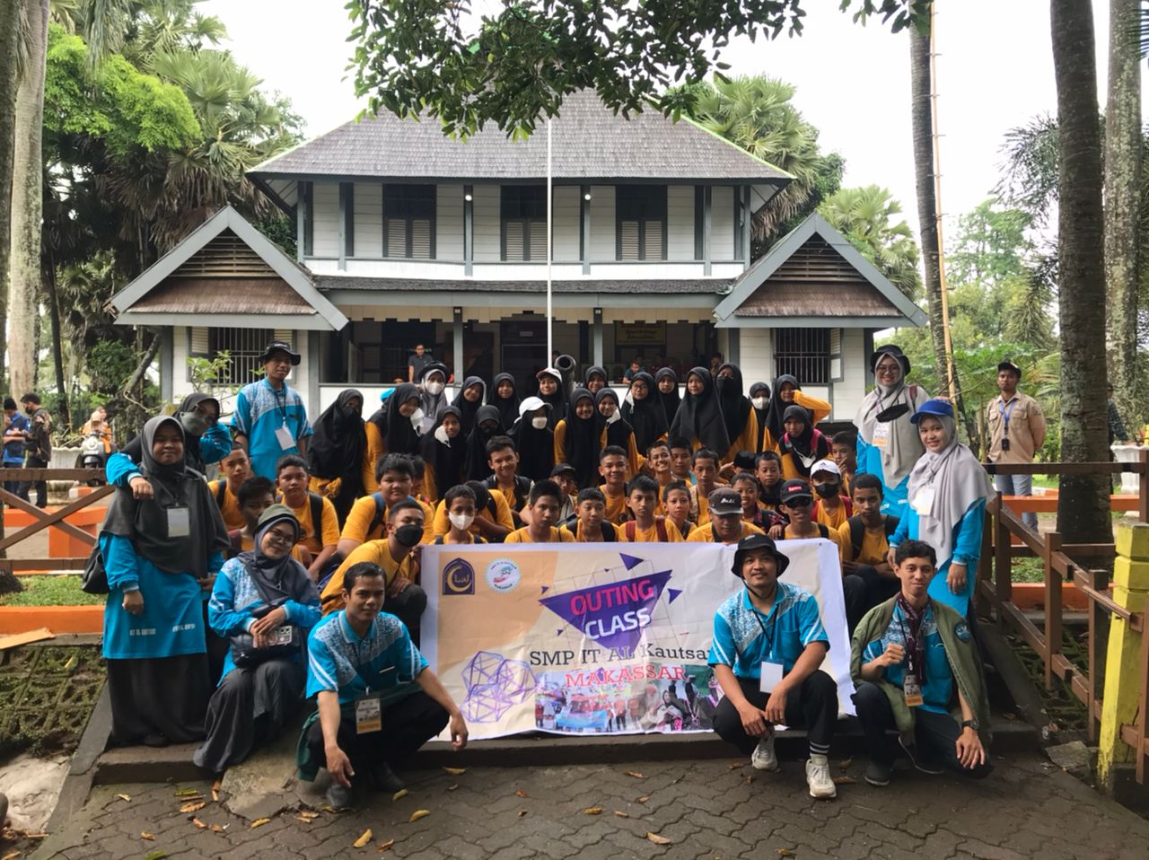 Foto: Doc. Pribadi/ Siswa dan Guru SMP IT AL Kautsar Makassaar saat di Museum Pattingalloang-Benteng Somba Opu