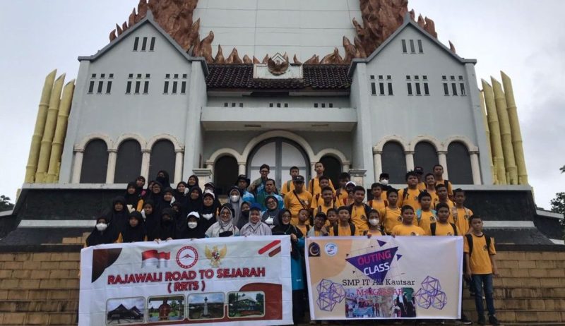 Siswa dan Guru SMP IT AL Kautsar di Monumen Mandala