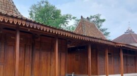 Hadir ditengah Masyarakat Yogyakarta, Kantor Sekretariat Lembaga AR Learning Center dan Yayasan Pusat Pembelajaran Nusantara Pindah Lokasi Strategis. Terdapat Masjid Wahyun Asror Dua untuk Sholat Berjamaah. Foto: Mas Andre Hariyanto (SUARA UTAMA)