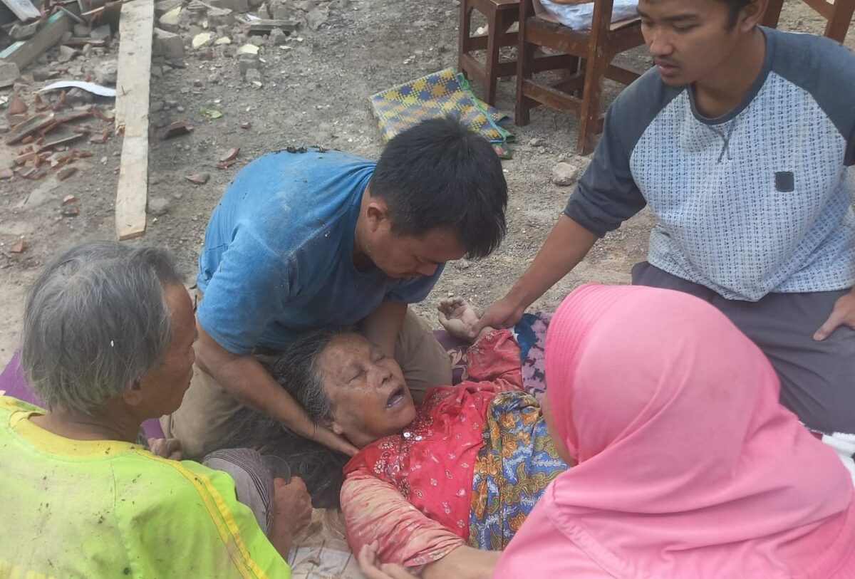 Sumber: Salah satu korban meninggal dari tetangga Pondok An-Nahl. Yayasan Pusat Pembelajaran Nusantara, Lembaga AR Learning Center, Suara Utama dan Dapur Pena Membuka Open Donasi untuk Korban Gempa Bumi Cianjur. Foto: Ustadz Abu Nahla dan Akh Firdaus (SUARA UTAMA)