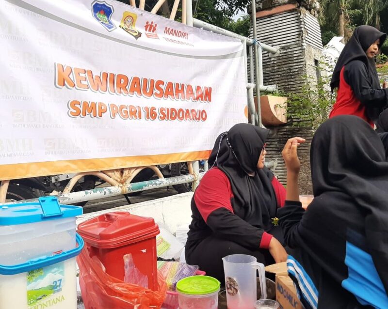 Sukses Berwirausaha SMP PGRI 16 Sidoarjo, Dinas Pendidikan Apresiasi dan Siapkan Karakter Entrepreneurship. Foto: Dion/Chomidah/Mas Andre H (SUARA UTAMA)