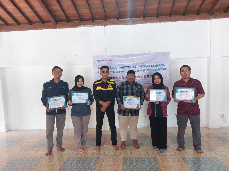 Belasan antar Komunitas dan Lembaga gelar Penyerahan Sertifikat untuk Peduli Gempa Bumi Cianjur di Yogyakarta. Foto: Mas Yat (SUARA UTAMA) 