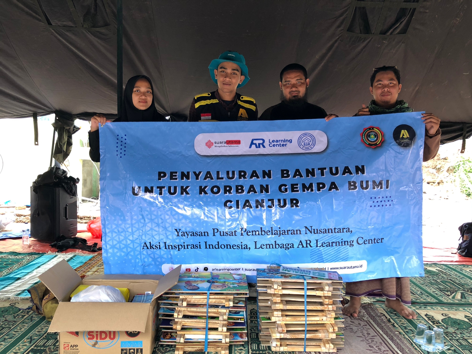 Fasilitasi Santri dan Santriwati Pondok Qur'an An-Nahl Cianjur Pasca gempa bumi, Yayasan AII, YPPN dan AR Learning Center Salurkan Paket Pendidikan (Alat tulis, meja belajar dll). Foto: Mas Andre Hariyanto (SUARA UTAMA)