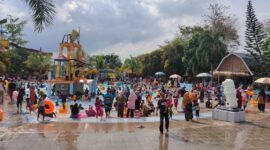Nampak Suasana Menjelang Masa Libur Usai, Ribuan Pengunjung Padati Waterboom Lhokseumawe Aceh/Foto: Dok. Pribadi & Suhardi Makmur (SUARA UTAMA)