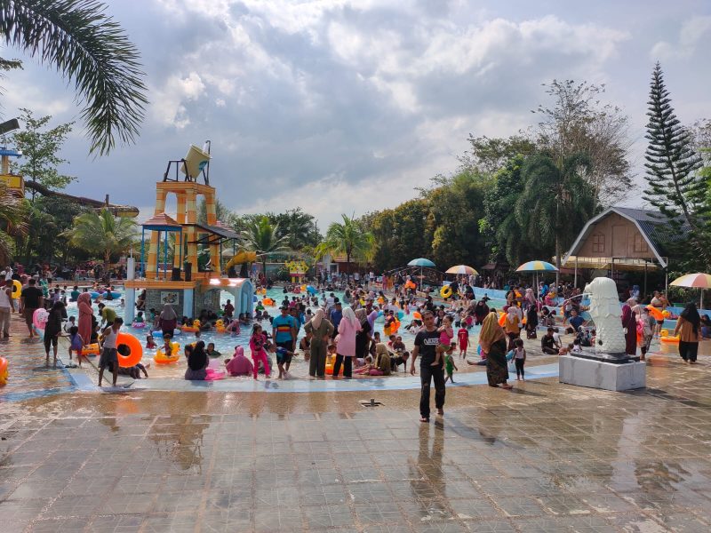 Nampak Suasana Menjelang Masa Libur Usai, Ribuan Pengunjung Padati Waterboom Lhokseumawe Aceh/Foto: Dok. Pribadi & Suhardi Makmur (SUARA UTAMA)