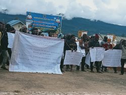 Tim Peduli Lingkungan Melakukan Aksi Demonstrasi di Halaman Kantor Bupati Kabupaten Paniai.
