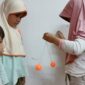 Lato Lato. Anak-anak sedang fokus memainkan lato-lato. Foto: Suhardi Makmur/Mas Andre Hariyanto (SUARA UTAMA)