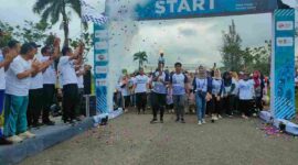 Direktur Operasi dan Produksi, Jaka Kirwanto melepaskan peserta jalan sehat bersama BUMN pada Minggu, 19/02/2023 di komplek perumahan PT. PIM