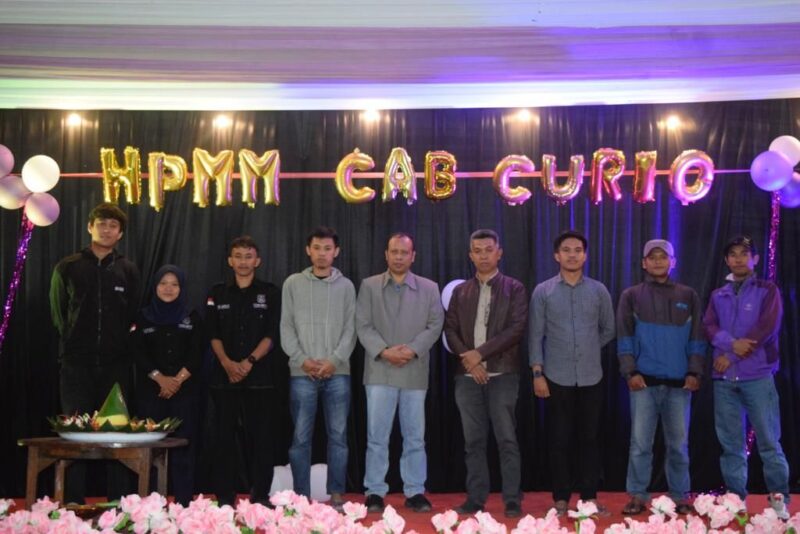 Foto: Dok. Pribadi. Foto Bersama Jajaran Pengurus, Dewan Senior bersama Rektor Univ. Muhammadiyah Enrekang dan Camat Curio 
pada Acara Penutupan Milad yang ke-19 HPMM Cabang Curio. Ahmad Afiq/Suara Utama ID
